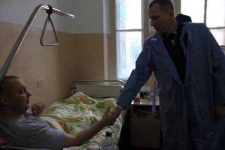 Водитель опергруппы, пострадавший при задержании «новосельского стрелка», идет на поправку 