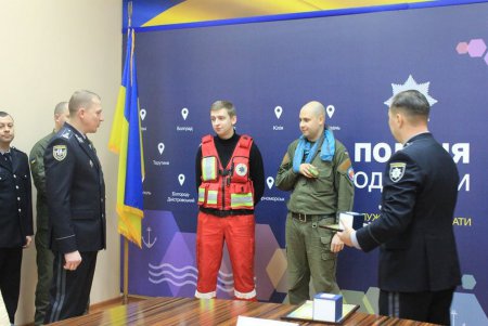 В Одессе наградили фельдшера и охранника, оказавших первую помощь раненым при перестрелке полицейским (фото)