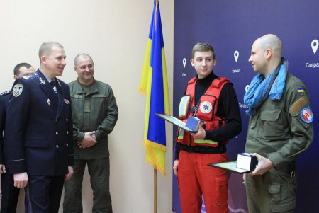 В Одессе наградили фельдшера и охранника, оказавших первую помощь раненым при перестрелке полицейским (фото)