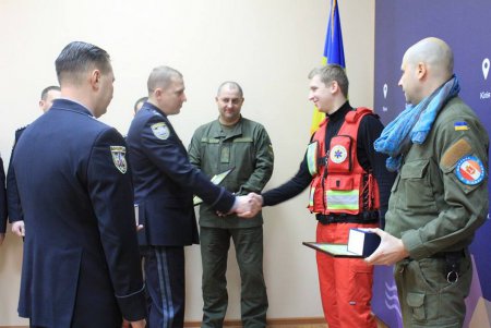 В Одессе наградили фельдшера и охранника, оказавших первую помощь раненым при перестрелке полицейским (фото)