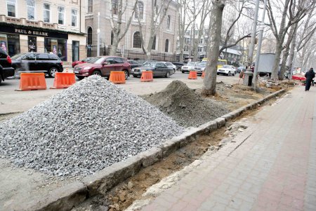 На Ришельевской продолжается капремонт тротуаров  (фоторепортаж)