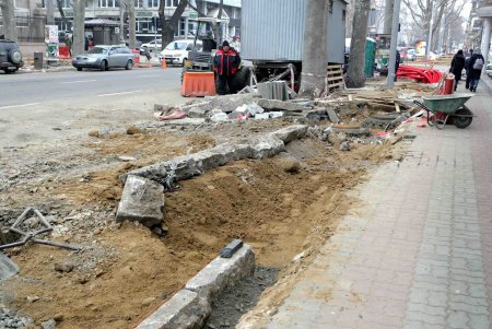 На Ришельевской продолжается капремонт тротуаров  (фоторепортаж)