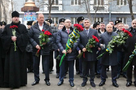 Одесситы почтили память погибших в бою под Крутами (фоторепортаж)