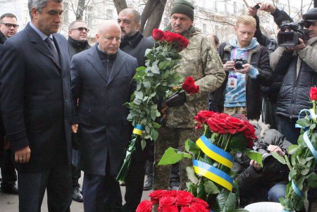 Одесситы почтили память погибших в бою под Крутами (фоторепортаж)