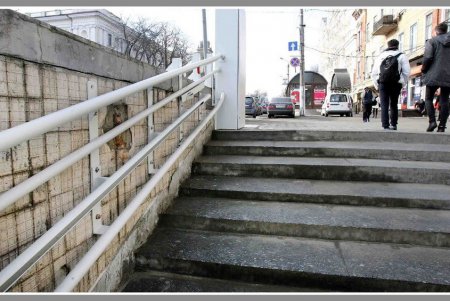В подземных переходах у Железнодорожного вокзала устанавливают жизненно важные чудеса (фоторепортаж)