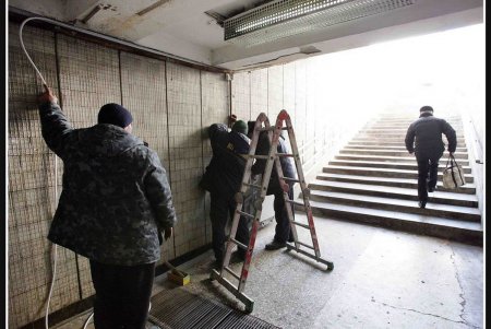 В подземных переходах у Железнодорожного вокзала устанавливают жизненно важные чудеса (фоторепортаж)
