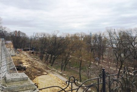Работы по завершению оформления парадного въезда в Одессу не прекращаются (фото, видео)