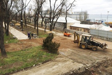 Работы по завершению оформления парадного въезда в Одессу не прекращаются (фото, видео)