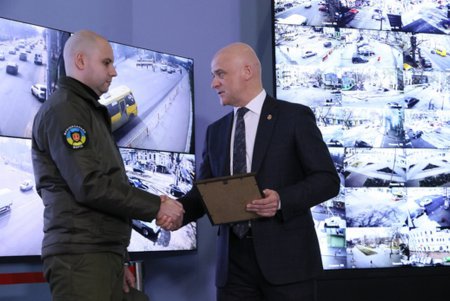 Мэр Одессы наградил сотрудника КУ «Муниципальная стража» за помощь полицейским в задержании «новосельского стрелка»
