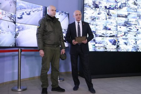Мэр Одессы наградил сотрудника КУ «Муниципальная стража» за помощь полицейским в задержании «новосельского стрелка»