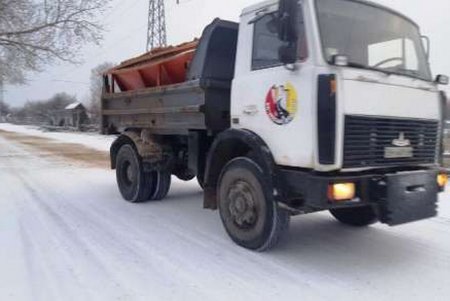 Коммунальщики устраняют последствия ночного снегопада (фото)
