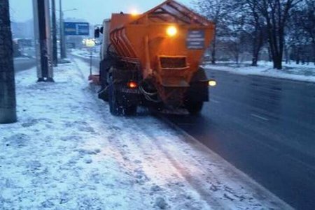 Коммунальщики устраняют последствия ночного снегопада (фото)