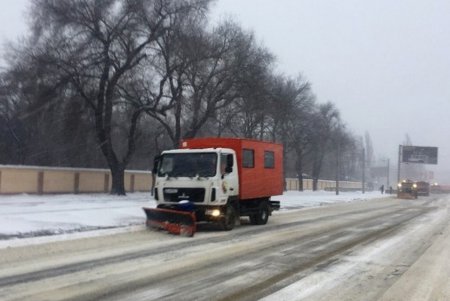 В Одессе работает снегоуборочная техника (фото)