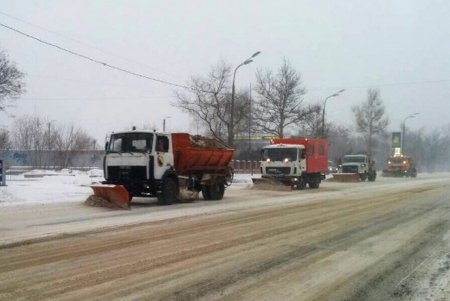 В Одессе работает снегоуборочная техника (фото)