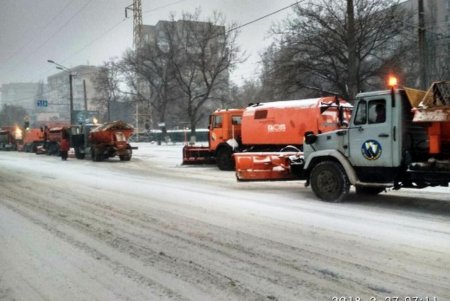 В Одессе работает снегоуборочная техника (фото)