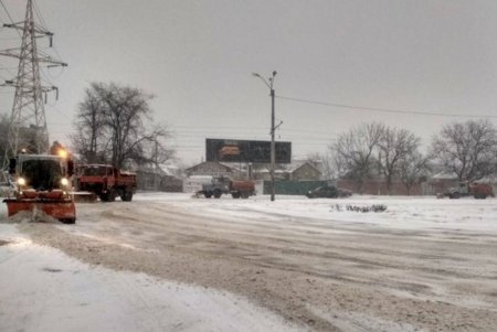 В Одессе работает снегоуборочная техника (фото)