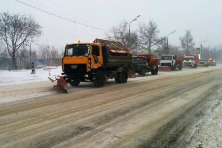 В Одессе работает снегоуборочная техника (фото)