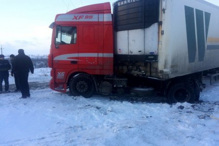 Одесские спасатели освободили из снежного плена свыше десятка авто (фото)