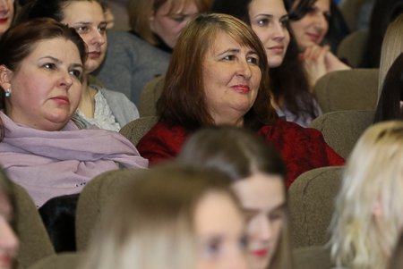 Милым женщинам к 8 Марта: подарки, поздравления, цветы и концерт Арсена Мирзояна (фото)