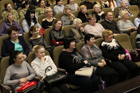 Милым женщинам к 8 Марта: подарки, поздравления, цветы и концерт Арсена Мирзояна (фото)