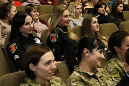 Милым женщинам к 8 Марта: подарки, поздравления, цветы и концерт Арсена Мирзояна (фото)