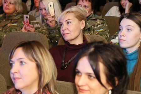 Милым женщинам к 8 Марта: подарки, поздравления, цветы и концерт Арсена Мирзояна (фото)