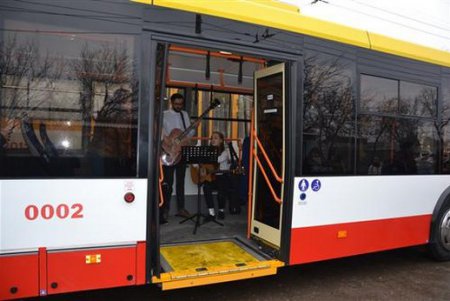 Одесситок вчера бесплатно катали в троллейбусе и дарили розы (фото)