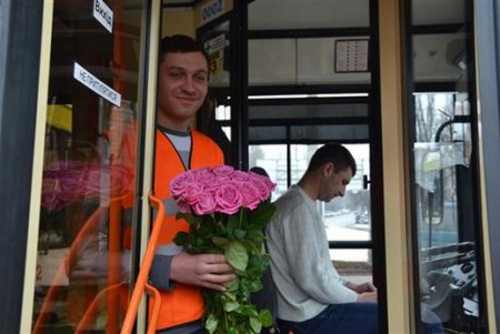 Одесситок вчера бесплатно катали в троллейбусе и дарили розы (фото)