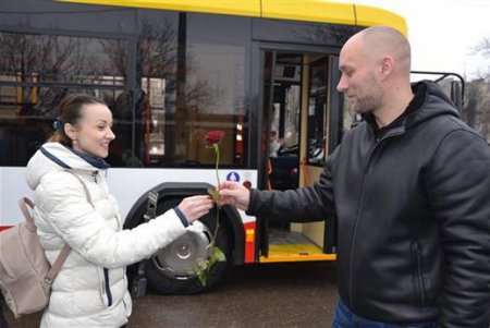 Одесситок вчера бесплатно катали в троллейбусе и дарили розы (фото)