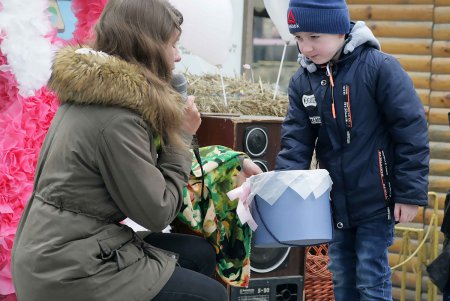 В Зоопарке прекрасные дамы дарили-принимали искренние и вкусные поздравления (фоторепортаж)