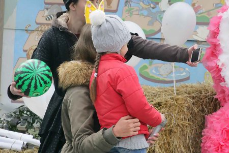 В Зоопарке прекрасные дамы дарили-принимали искренние и вкусные поздравления (фоторепортаж)