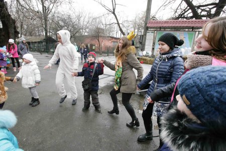 В Зоопарке прекрасные дамы дарили-принимали искренние и вкусные поздравления (фоторепортаж)