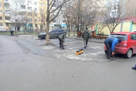 В Одессе демонтировали почти сотню металлических препятствий для парковки (фото)