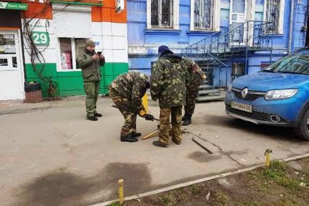 В Одессе демонтировали почти сотню металлических препятствий для парковки (фото)