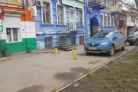 В Одессе демонтировали почти сотню металлических препятствий для парковки (фото)