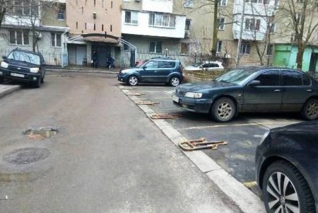В Одессе демонтировали почти сотню металлических препятствий для парковки (фото)