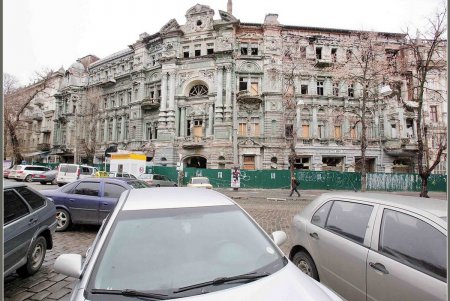 Самый многострадальный одесский дом узнал имя своего неотложного «доктора» (фоторепортаж)