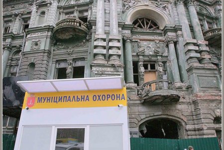 Самый многострадальный одесский дом узнал имя своего неотложного «доктора» (фоторепортаж)
