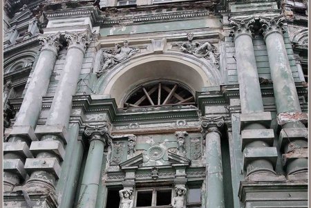 Самый многострадальный одесский дом узнал имя своего неотложного «доктора» (фоторепортаж)