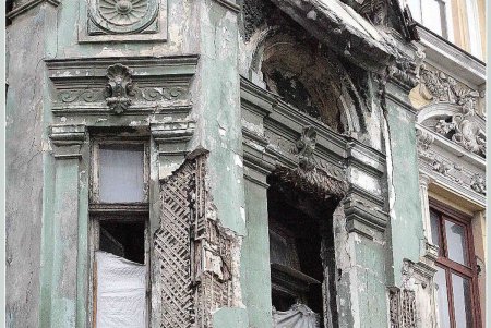 Самый многострадальный одесский дом узнал имя своего неотложного «доктора» (фоторепортаж)