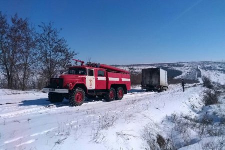 Одесские спасатели освободили из «снежного плена» почти сотню водителей и пассажиров