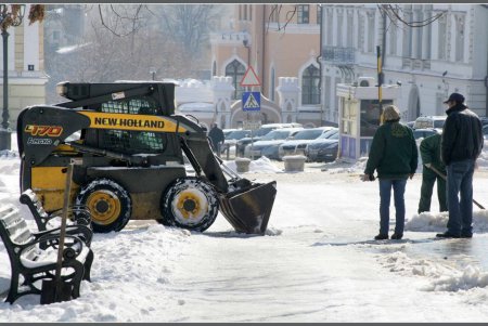 Самый востребованный одессит сегодня — человек с лопатой (фоторепортаж)