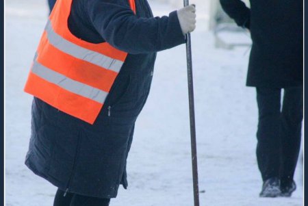 Самый востребованный одессит сегодня — человек с лопатой (фоторепортаж)