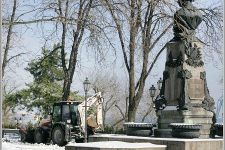 Самый востребованный одессит сегодня — человек с лопатой (фоторепортаж)