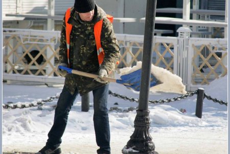Самый востребованный одессит сегодня — человек с лопатой (фоторепортаж)