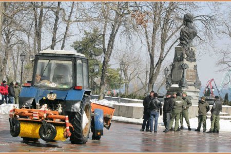 Самый востребованный одессит сегодня — человек с лопатой (фоторепортаж)
