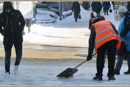Самый востребованный одессит сегодня — человек с лопатой (фоторепортаж)