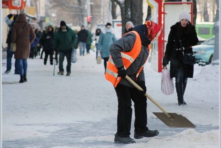 Самый востребованный одессит сегодня — человек с лопатой (фоторепортаж)
