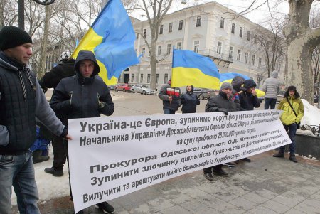 Возмущенные наследники Кости-рыбака пришли посмотреть в глаза одесских прокуроров (фоторепортаж)