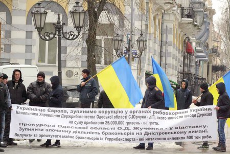 Возмущенные наследники Кости-рыбака пришли посмотреть в глаза одесских прокуроров (фоторепортаж)